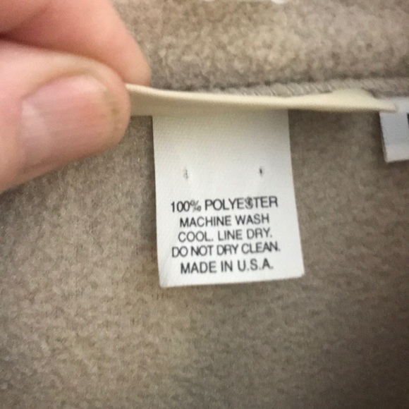 Attractive off white fleece vest. Slimming! - Picture 5 of 8